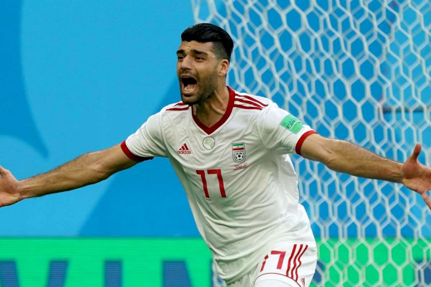 Mehdi Taremi não larga a PS5