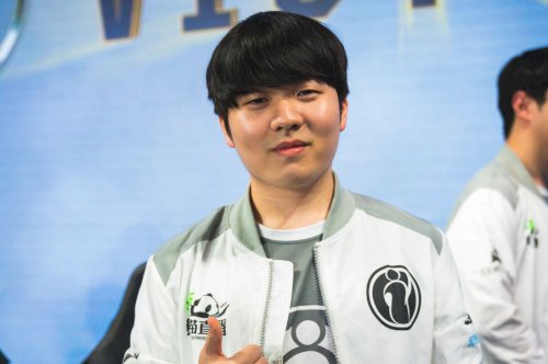 Rookie abandona a Invictus Gaming