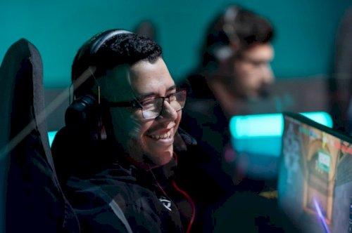 Gamelanders Blue despede-se de Jonn, fznnn e Nyang