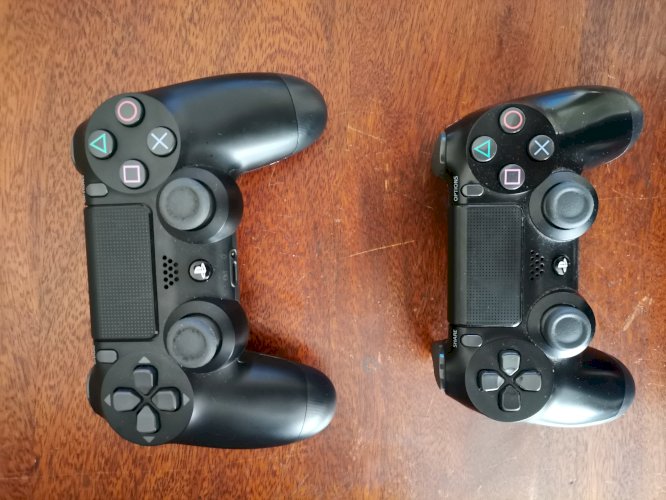 Playstation 4 com 2 comandos 